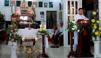 Cha Pr. Hồ Văn Đệ dâng Thánh Lễ